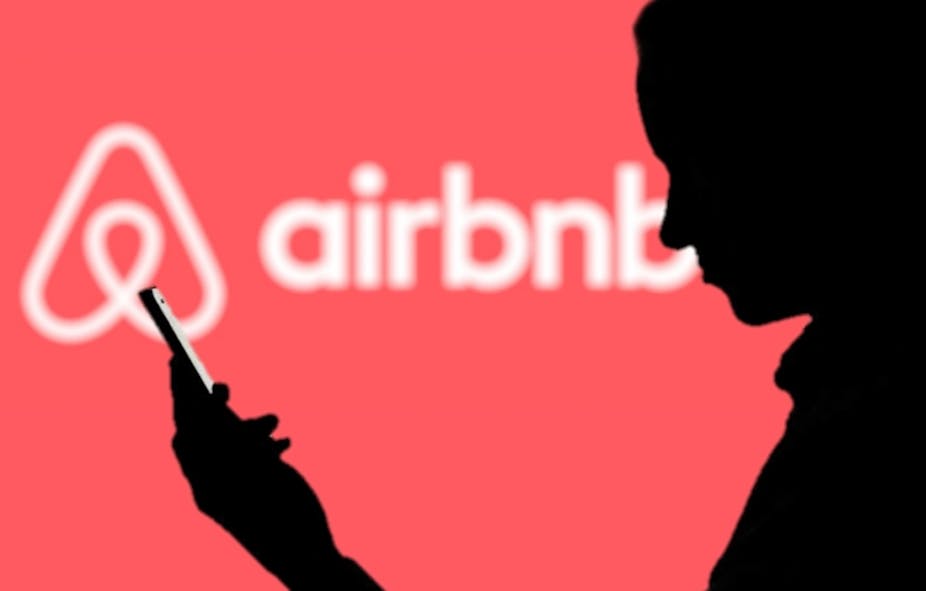 Silhouette devant un logo Airbnb