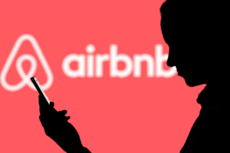 Silhouette devant un logo Airbnb