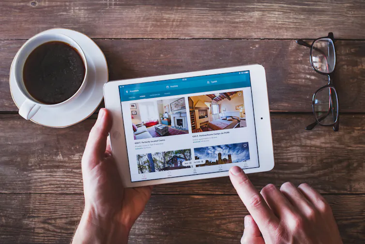Une personne consultant les annonces sur le site Airbnb