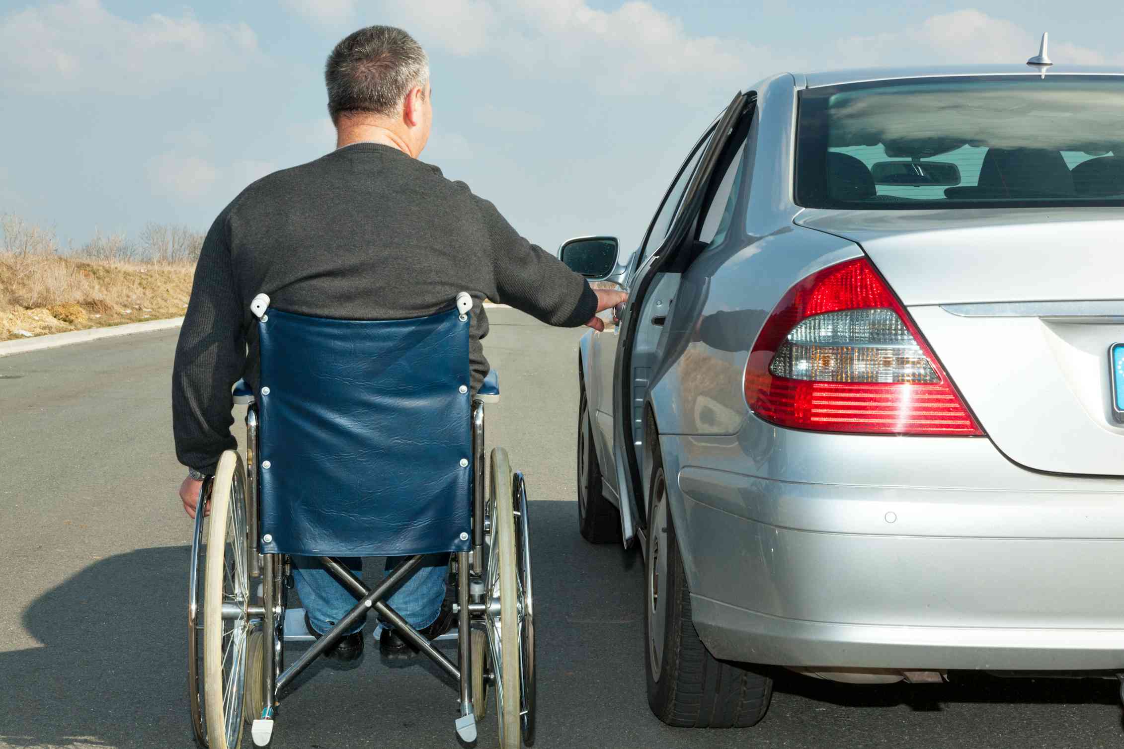 Инвалиды покупка авто. Машина для инвалидов. Инвалид. Транспортные средства для инвалидов. Автомобиль для людей с ограниченными возможностями.