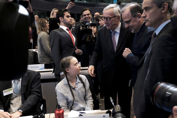 Greta Thunberg, activiste climatique suédoise de 16 ans, participe à l’événement du Comité économique et social européen. Assises elle est entourées d’adultes qui sont eux debouts