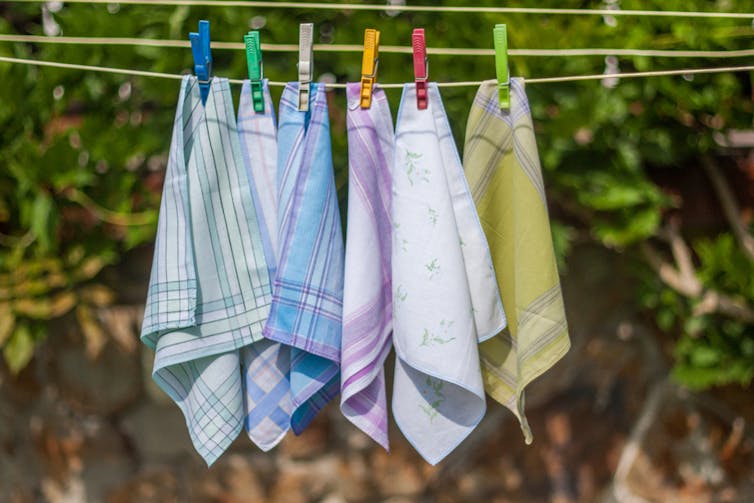 Mouchoirs en coton sur une corde à linge