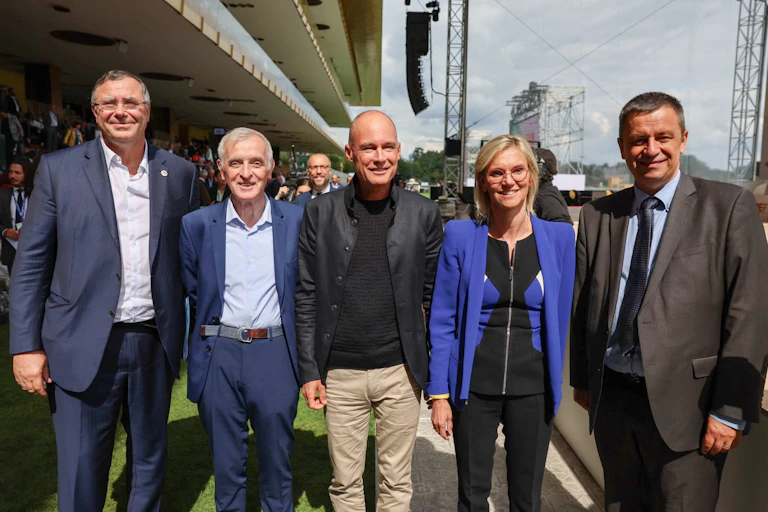 Le PDG de TotalEnergies Patrick Pouyanne, le climatologue Jean Jouzel, le président de la Fondation Solar Impulse Dr Bertrand Piccard, la ministre française de la Transition énergétique Agnès Pannier-Runacher et le PDG d'EDF Luc Remont (de gauche à droite) lors des universités d'été du Medef, à Paris, le 29 août 2023.