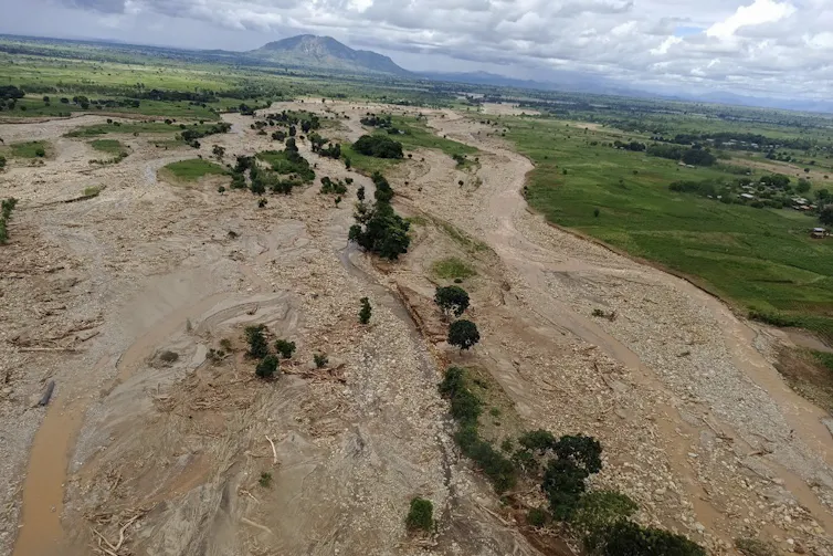 vue aérienne montre la trajectoire des coulées de boue provoquées par le cyclone Freddy dans le district de Mulanje, au Malawi
