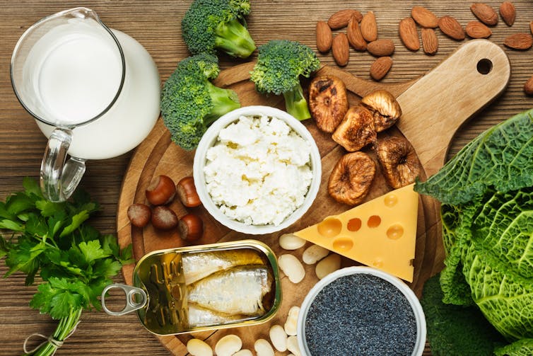 Un éventail d’aliments riches en calcium, notamment le lait, le fromage, les sardines et le brocoli.
