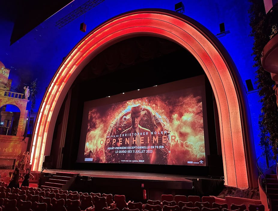 L'écran de la salle de cinéma Le Grand Rex, avant la projection d'un film.