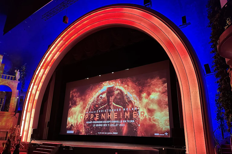 L'écran de la salle de cinéma Le Grand Rex, avant la projection d'un film.