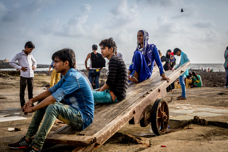 Hommes indiens assis sur une charrette
