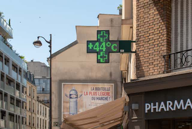 Le thermomètre extérieur d'une pharmacie affiche 44°C