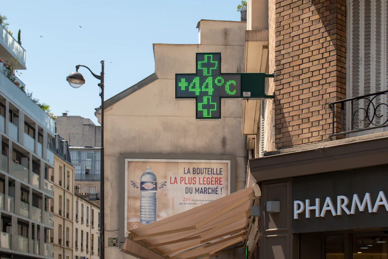 Le thermomètre extérieur d'une pharmacie affiche 44°C