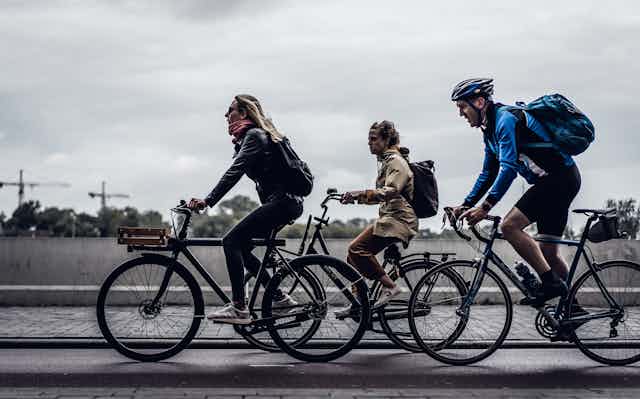 photo de gens en train de faire du vélo avec des sacs à dos.