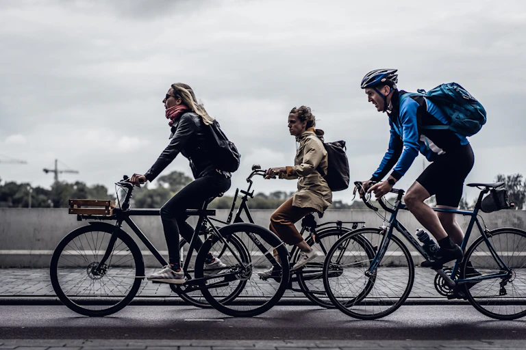 photo de gens en train de faire du vélo avec des sacs à dos.