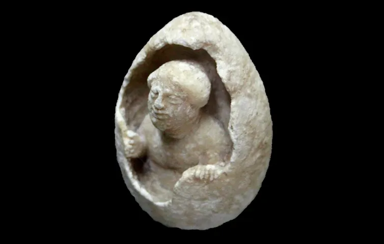 Statuette montrant une figure humaine dans un oeuf