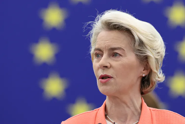 La présidente de la Commission européenne, Ursula von der Leyen, sur fond flou de drapeau de l’UE à Strasbourg