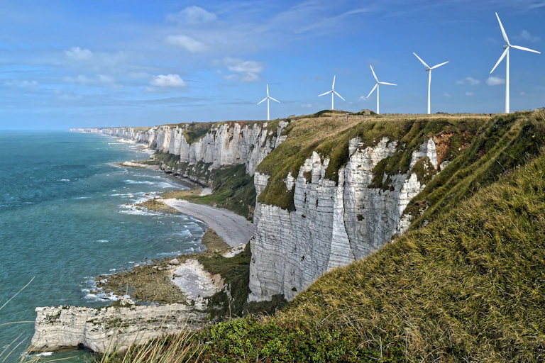 Des éoliennes au bord de falaiss