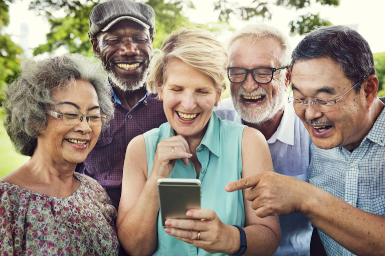Cinco idosos fazendo uma selfie em grupo