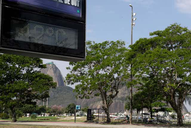 Termômetro de rua na Praia de Botafogo, no Rio de Janeiro, marca 42 graus