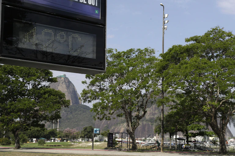 Termômetro de rua na Praia de Botafogo, no Rio de Janeiro, marca 42 graus