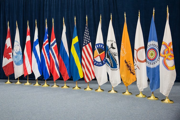 Banderas de los Estados del Consejo Ártico y de las comunidades indígenas que tienen el papel de participantes permanentes.