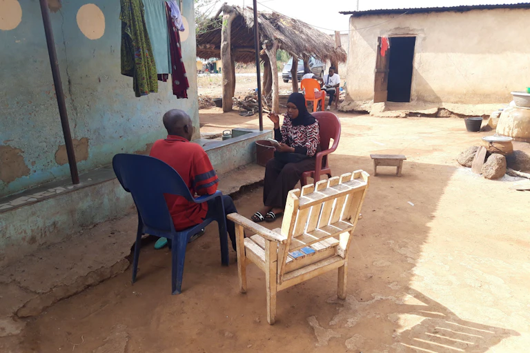 Deux personnes échangent dans une cour en Côte d'Ivoire