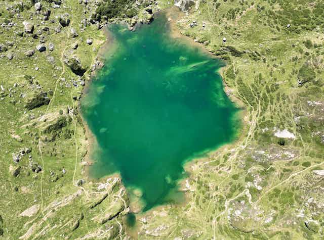 vue aérienne d'un lac de montagne verdi