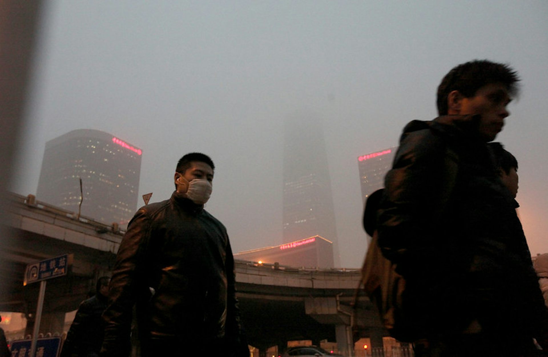 warga terkena polusi udara