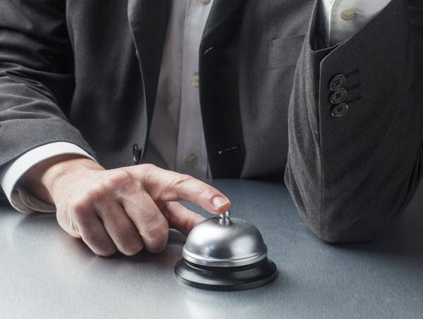 Homme impatient à la réception d’un hôtel