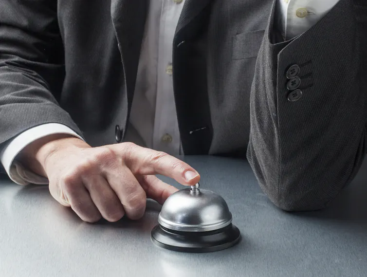 Homme impatient à la réception d’un hôtel