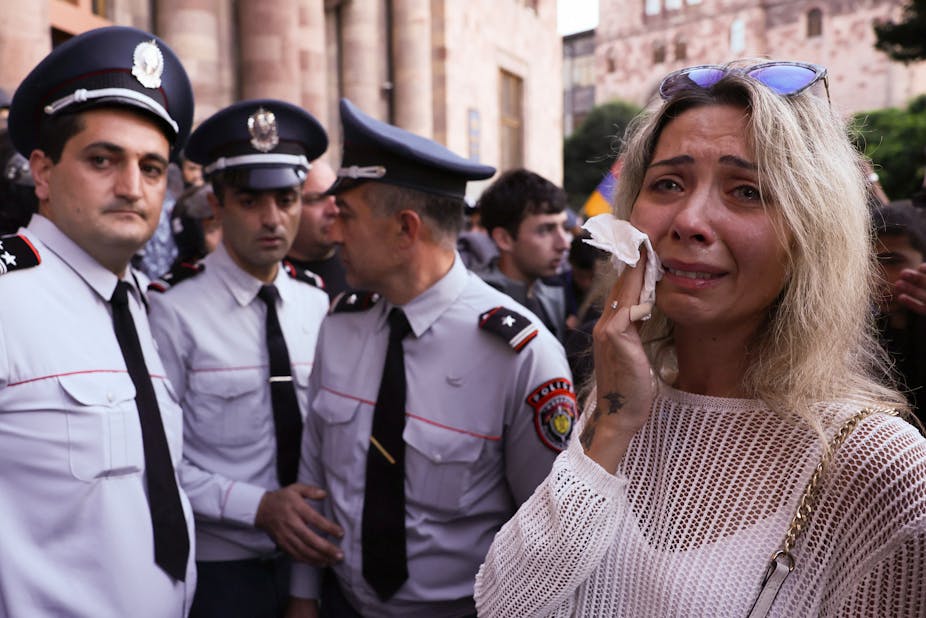 Femmes en larmes devant un cordon de police