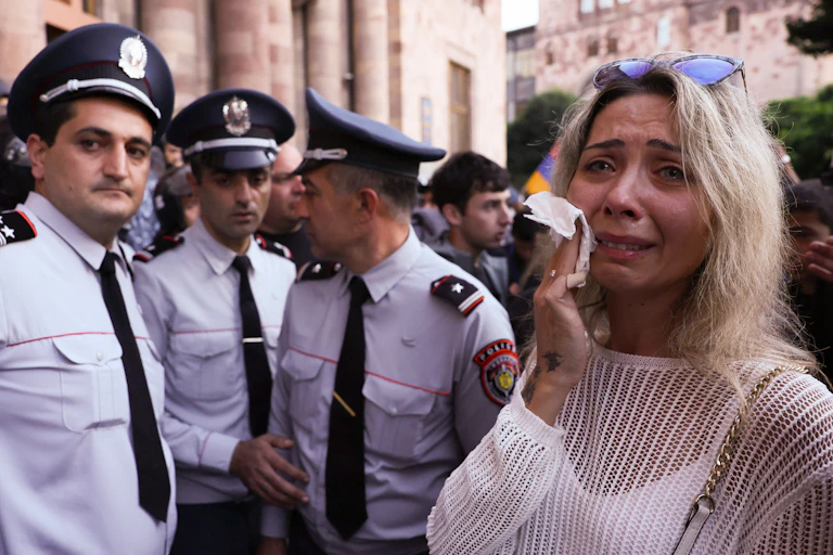 Femmes en larmes devant un cordon de police
