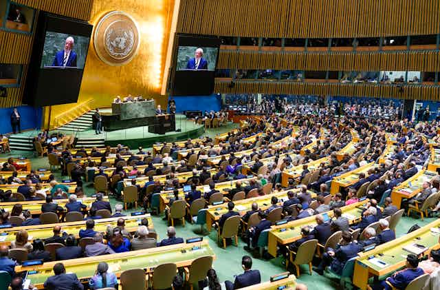 Imagem do presidente do Brasil discursando no palanque da ONU para uma tribuna cheia de pessoas sentadas o assistindo