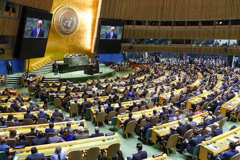 Imagem do presidente do Brasil discursando no palanque da ONU para uma tribuna cheia de pessoas sentadas o assistindo
