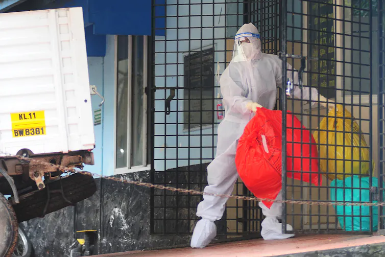 Un agent de santé portant un équipement de protection élimine les déchets biologiques d'un centre d'isolement du virus Nipah dans un hôpital gouvernemental à Kozikode, dans l'État indien du Kerala, au sud du pays, le 16 septembre 2023. L'Inde a limité les