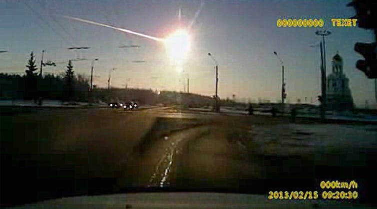 Una captura de pantalla de un vídeo de una cámara para salpicadero que muestra una brillante bola de fuego en el cielo sobre la carretera.