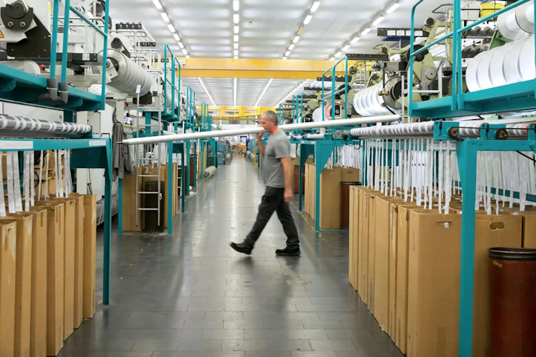 un homme marche dans une manufacture