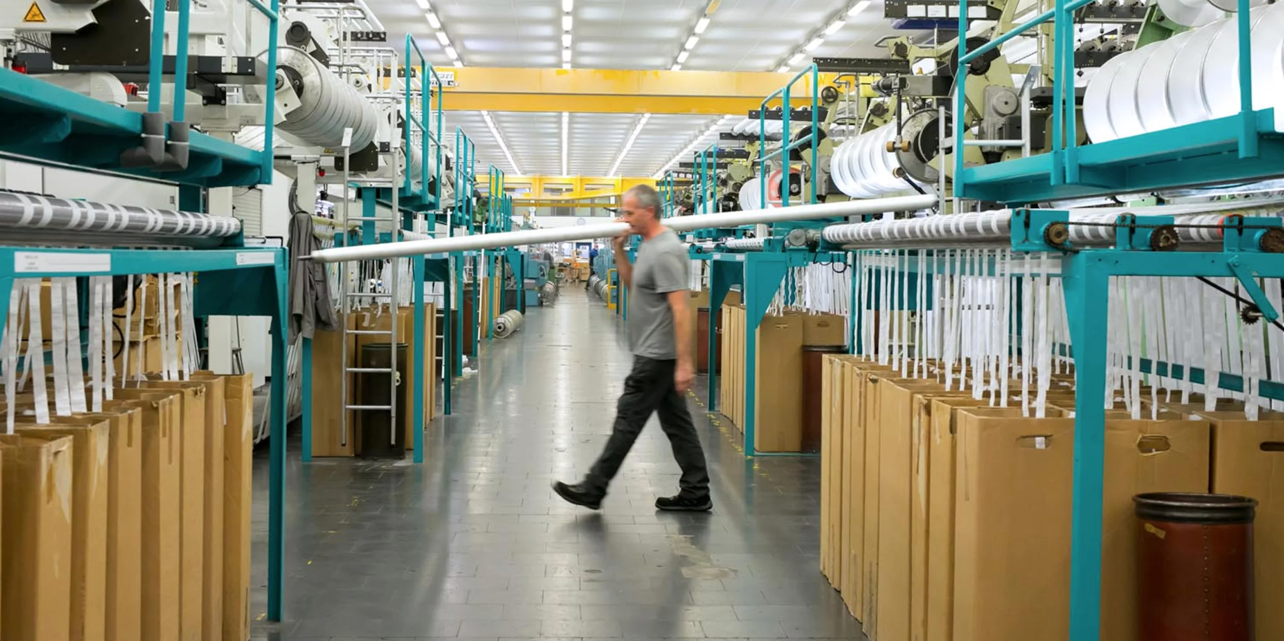 un homme marche dans une manufacture