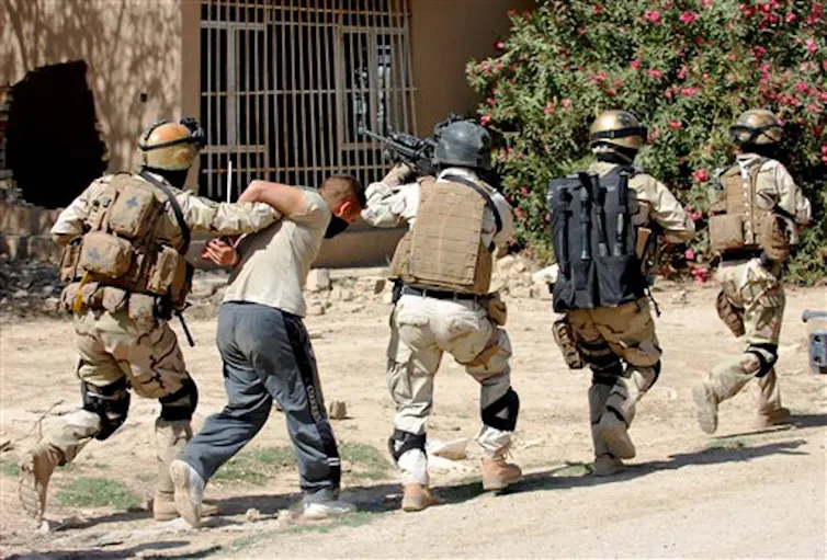 Les forces d’opérations spéciales irakiennes effectuent un exercice de sauvetage d’otages à Bagdad, en Irak