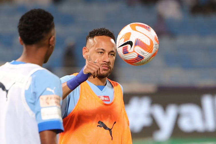 L’attaquant brésilien du club d’Al-Hilal Neymar s’échauffe avant un match de football de la Saudi Pro League, le 15 septembre 2023