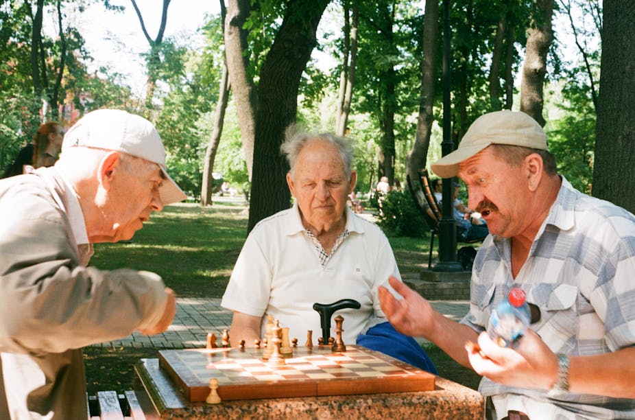 Hommes âgés jouant aux échecs