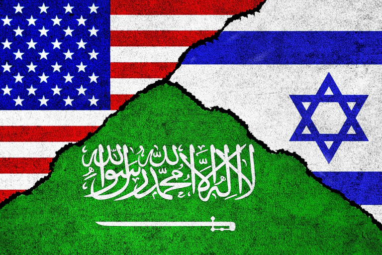 Montage représentant les drapeaux des États-Unis, d'Israël et de l'Arabie saoudite