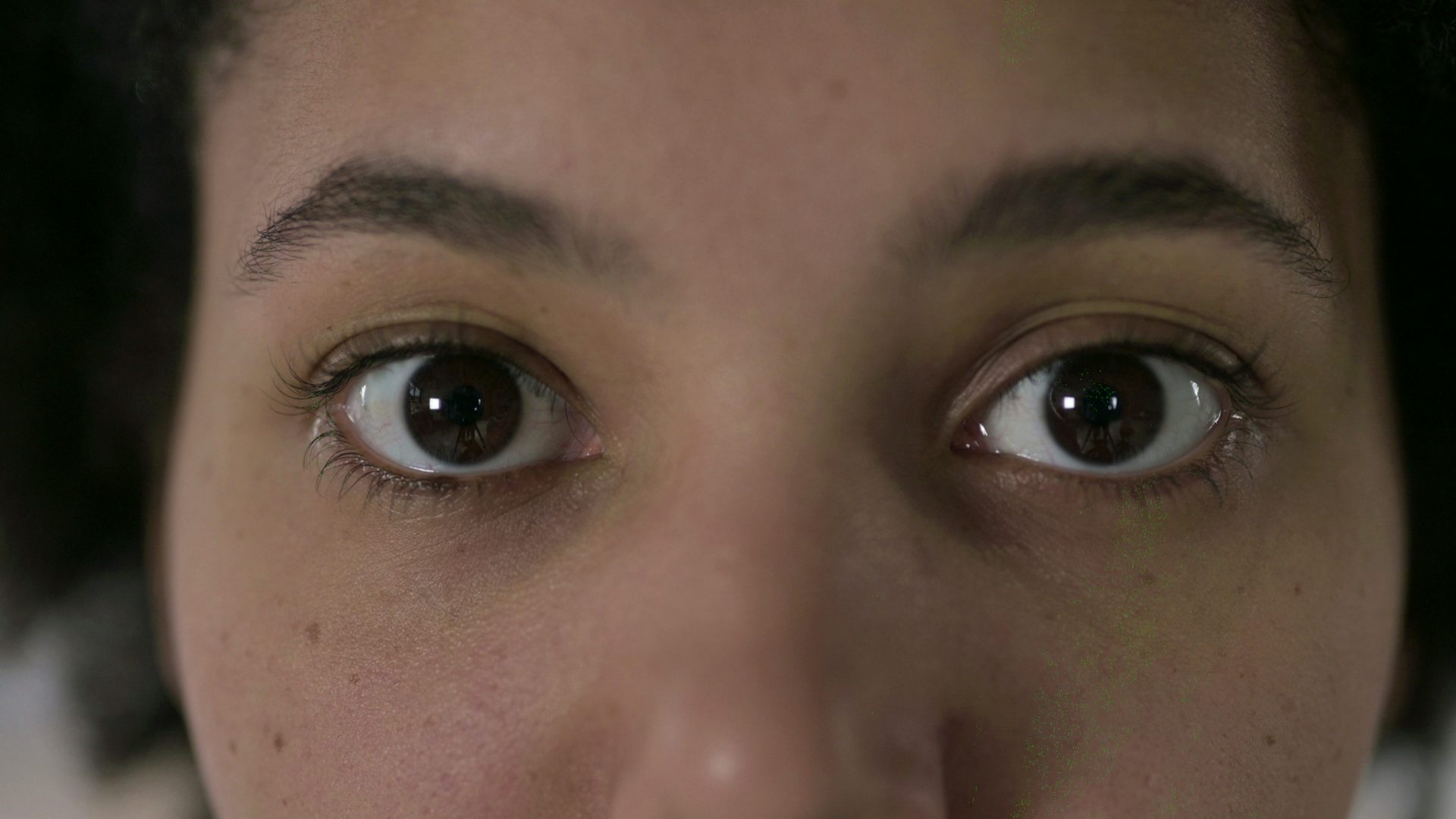 femme avec les yeux grands ouverts