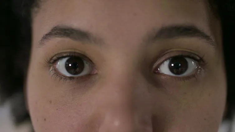 femme avec les yeux grands ouverts