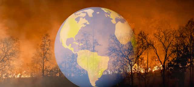Ilustração mostra globo terrestre sobre fundo de uma floresta em chamas