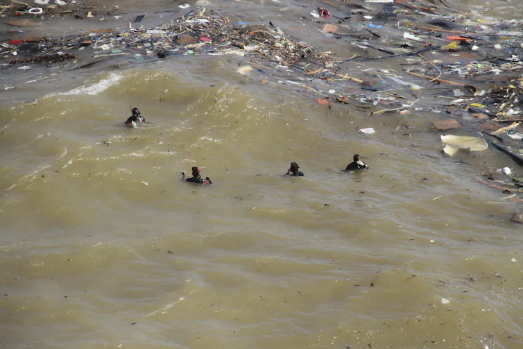 divers looking for bodies libya floods