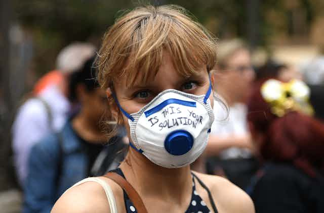 woman wearing a mask to prevent bushfire smoke
