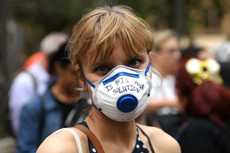 woman wearing a mask to prevent bushfire smoke