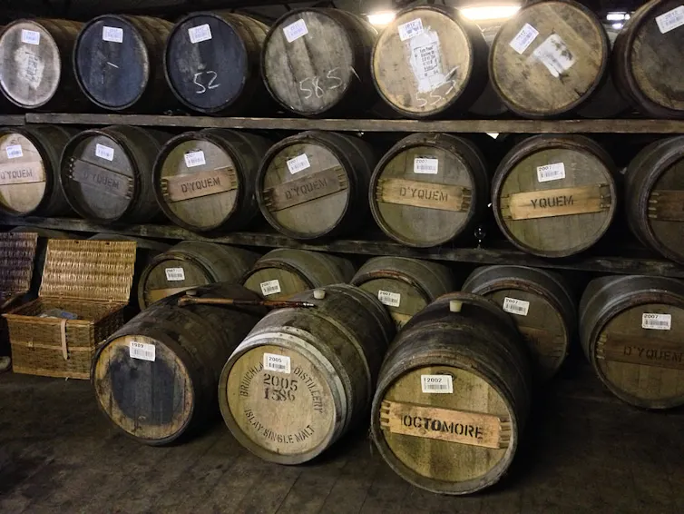 Tonneaux de whisky de la distillerie Bruichladdich