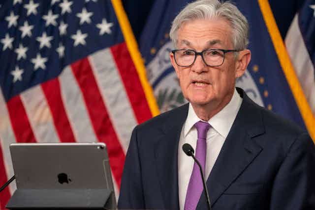 Jerome Powell in front of a US flag.