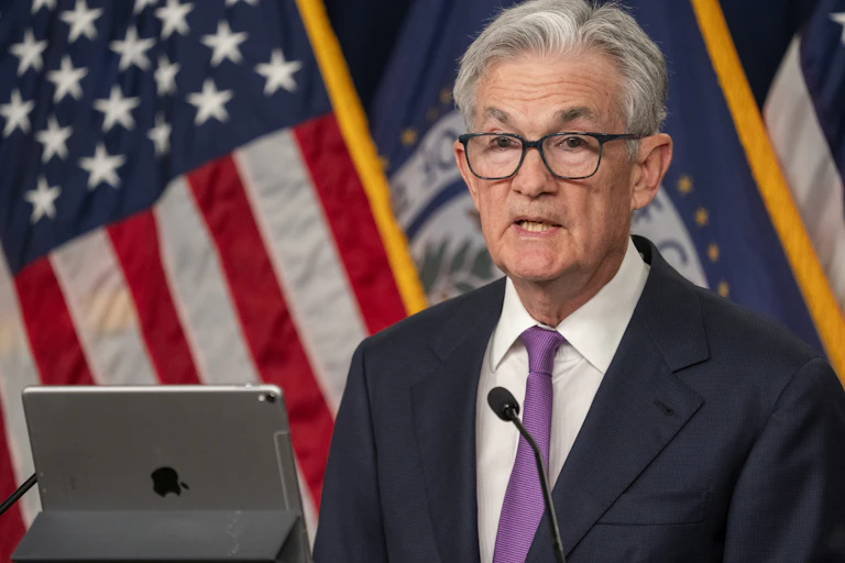 Jerome Powell in front of a US flag.