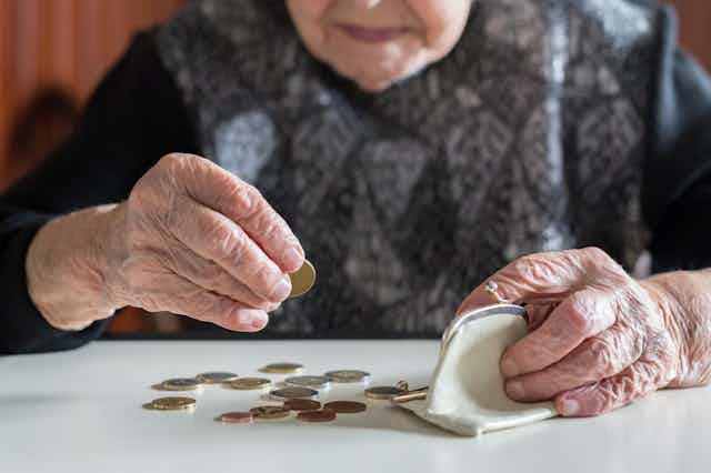 Anciana contando monedas